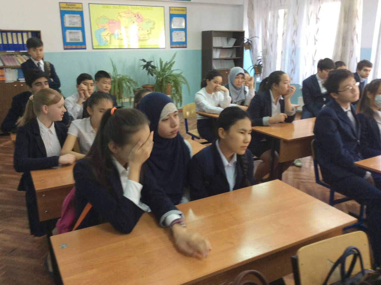 Дәрігер нарколог жастарды салауатты өмір салтын ұстануға үгіттеді. Дәрігер нарколог жастарды салауатты өмір салтын ұстануға үгіттеді.